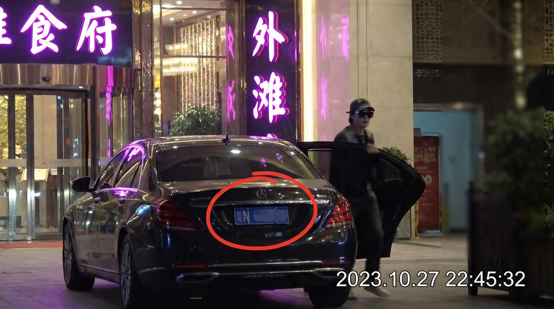 早泄警犬 - 豪车餐厅外偷拍